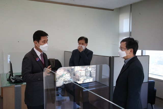 ▲ 이강덕 시장(왼쪽)은 국무총리실 소속 포항지진진상조사위원회 관계자를 만나 엄정한 진상규명을 당부하고 있다.ⓒ포항시