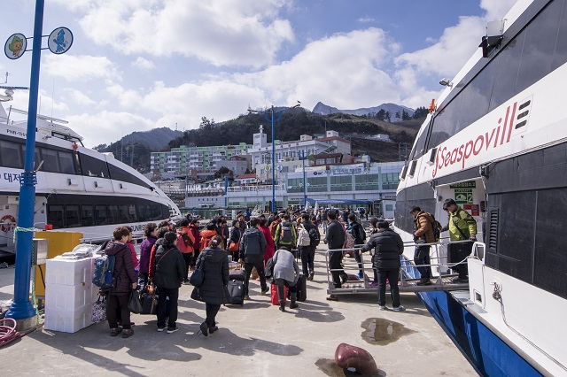 ▲ 울릉군(군수 김병수)은 지역사회 안전을 위해 ‘2021년 설명절 귀성객 여객선 운임할인 지원’을 미시행하기로 결정했다.ⓒ울릉군