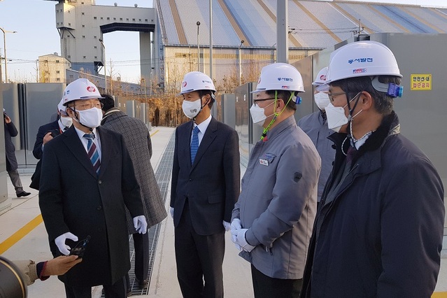 ▲ 홍남기 경제부총리가 19일 강원 동해시 동서발전 뉴딜사업 현장을 방문, 최문순 강원 지사와 동서발전 동해바이오발전본부 관계자들과 대화를 나누고 있다.ⓒ강원도