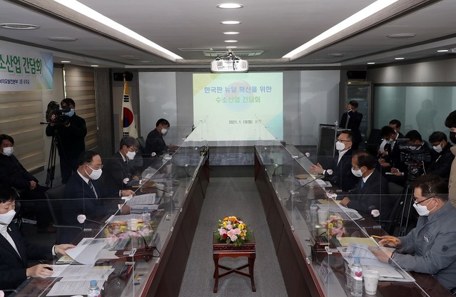 ▲ 홍남기 부총리가 19일 강원 동해시 한국동서발전 동해바이오발전본부를 방문, 현장 간담회를 진행하고 있다. 이 자리에는 최문순 강원도지사 등이 참석했다.ⓒ강원도