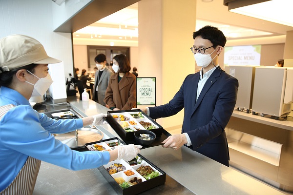 ▲ 아워홈 본사 구내식당에서 개인 맞춤형 건강 메뉴를 배식하고 있다ⓒ아워홈