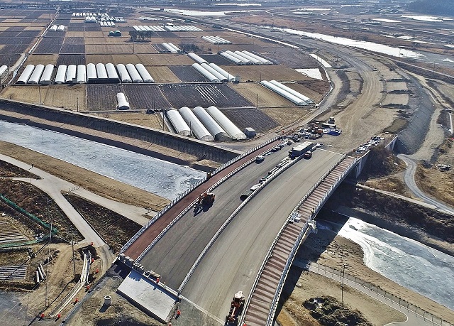 ▲ 경주IC-터미널을 잇는 강변로 개설 공사가 공정률 70%를 보이는 가운데, 오는 10월 말 조기 개통을 앞둔 강변로 모습.ⓒ경주시