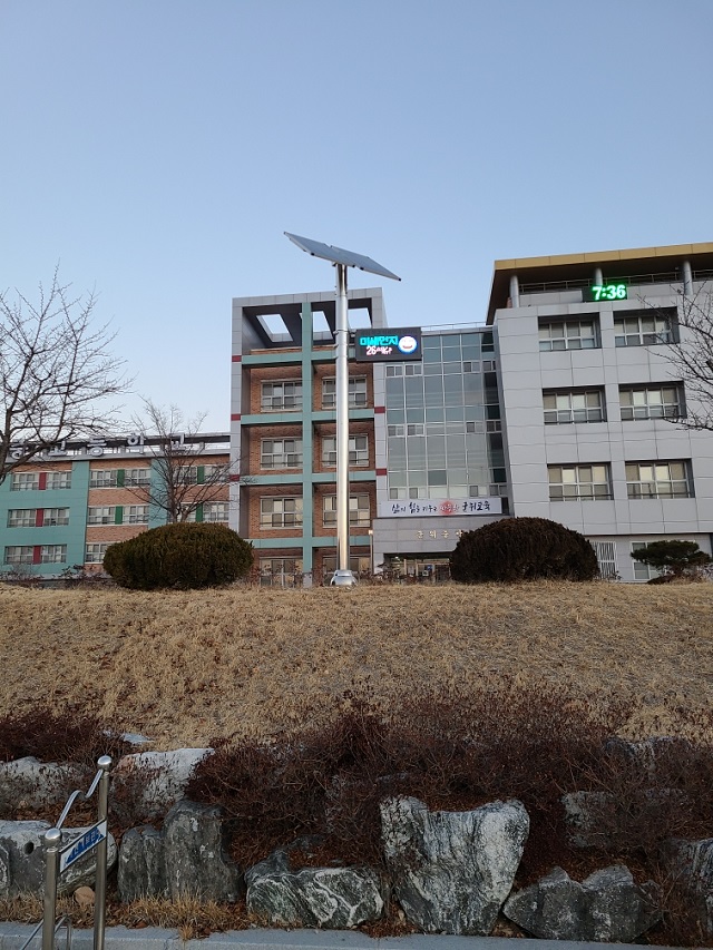 ▲ 군위군은 쾌적한 생활환경 조성을 위해 미세먼지 신호등을 설치했다.ⓒ군위군