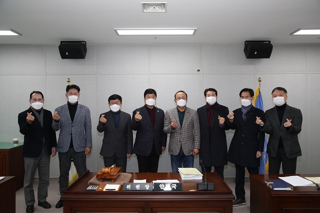 ▲ 운영위원회(위원장 안병국)는 의회사무국으로부터 2021년 의회운영계획을 청취했다.ⓒ포항시의회