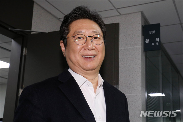 ▲ 문화체육관광부 장관으로 내정된 황희 더불어민주당 의원이 20일 서울 여의도 국회 의원회관에서 소감을 밝히고 있다. ⓒ뉴시스