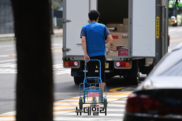 ▲ 더불어민주당이 복합 쇼핑몰 영업과 로켓‧새벽 배송까지 제한할 수 있는 법안을 준비하고 있는 것으로 알려지자 국민과 업계 종사자들이 반발하고 있다. ⓒ정상윤 기자