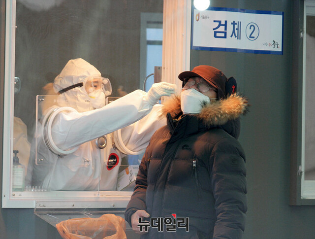 ▲ 20일 오전 서울 중구 서울역 광장에 마련된 임시 선별검사소에서 한 시민이 검사를 받고 있다. ⓒ장세곤 기자