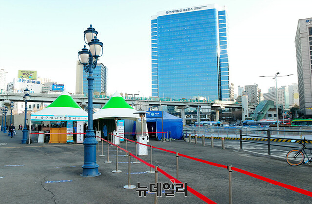 ▲ 20일 오전 서울 중구 서울역 광장에 마련된 임시 선별검사소가 한산한 모습을 보이고 있다. ⓒ장세곤 기자