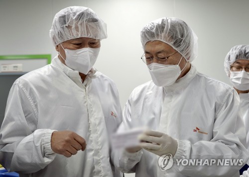 ▲ (왼쪽부터) 최태원 SK 회장과 문재인 대통령. ⓒ연합뉴스