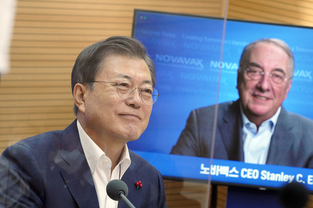 ▲ 문재인 대통령이 20일 스탠리 에르크 노바백스사 대표와 통화하고 있다. ⓒ청와대