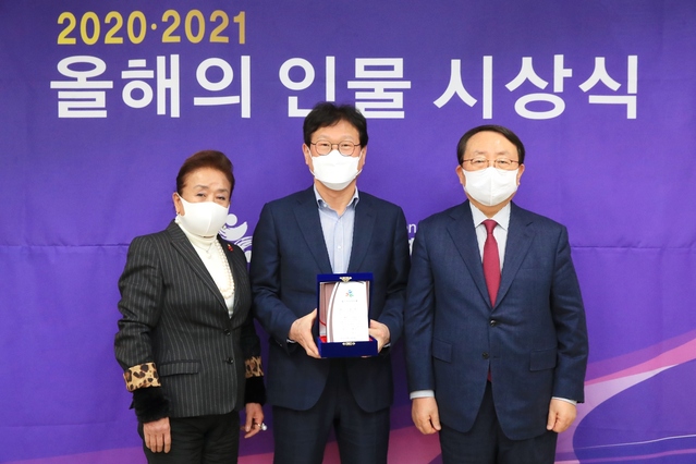 ▲ 김대권 대구 수성구청장은 범시민사회단체연합에서 선정하는 2020년 올해의 인물 ‘좋은 자치단체장상’을 받았다.ⓒ수성구