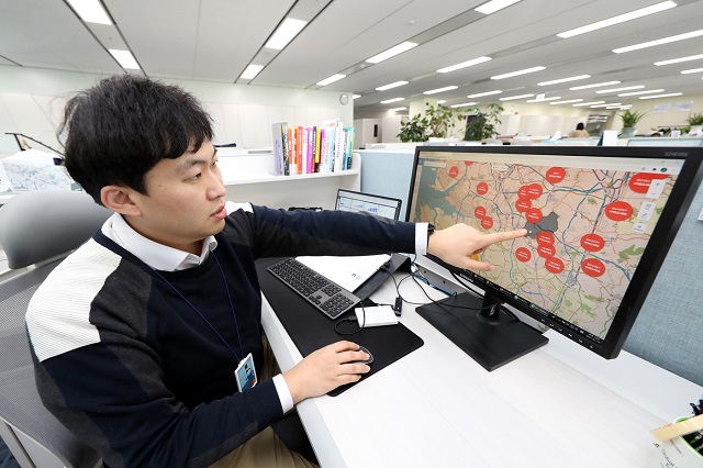 ▲ 대우건설 직원이 부동산 시장을 종합적으로 분석할 수 있는 '부동산 통합정보 시스템(DW-RIS)'을 시현해보고 있다.ⓒ대우건설