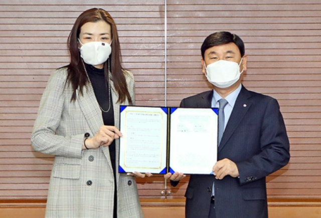 ▲ 조현민 (주)한진 부사장과 노삼석 대표이사가 지난 12월 15일 글로벌 전자상거래 플랫폼 카페24와의 업무협약 체결식에 참석한 모습 ⓒ 한진