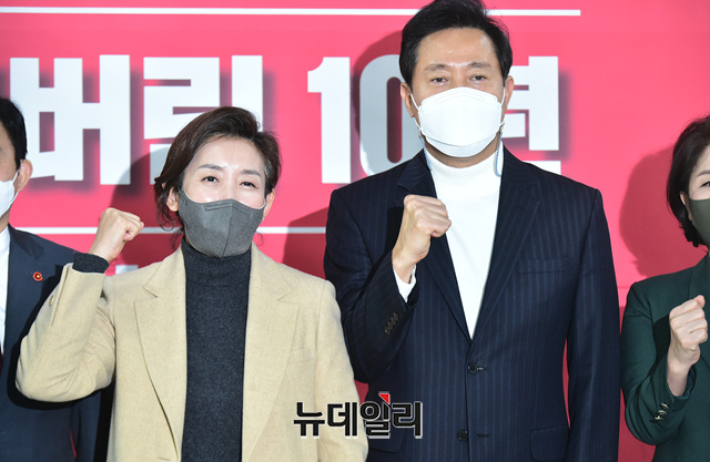 ▲ (좌측부터) 나경원 전 미래통합당(현 국민의힘) 의원과 오세훈 전 서울시장 등 서울시장 경선에 출마하는 국민의힘 후보들이 지난 20일 오후 서울 여의도 국민의힘 중앙당사에서 열린 '박원순 시정 잃어버린 19년, 재도약을 위한 약속' 발표회에 참석했다. ⓒ이종현 기자