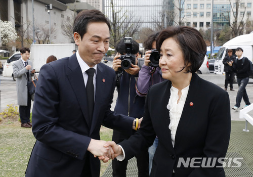 ▲ (왼쪽부터) 우상호 더불어민주당 의원과 박영선 중소벤처기업부 장관이 지난 2018년 제주4·3 70주년 광화문 추념식에 참석해 악수하고 있다. 민주당 서울시장 경선은 우상호 의원과 박영선 장관 2파전 구도로 전망되고 있다. ⓒ뉴시스