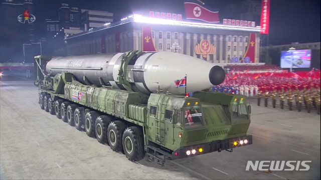 ▲ 지난해 10월 노동당 창건 75주년 기념 열병식에 등장한 '화성-16호'. 다탄두 탑재 미사일로 추정됐다. ⓒ뉴시스. 무단전재 및 재배포 금지.