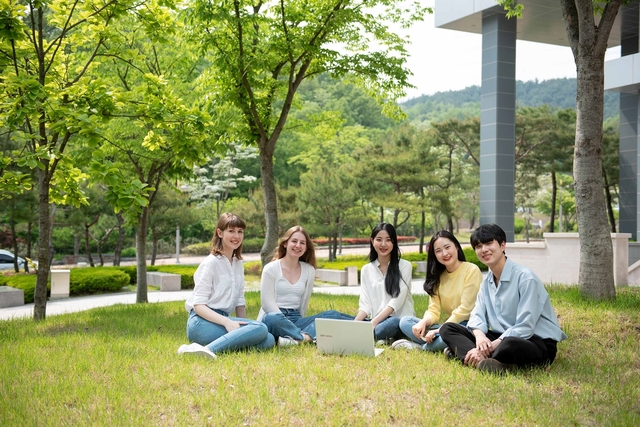 ▲ 영진전문대는 이번 진단에서 2년 과정인 컴퓨터응용기계공학과, 전자정보통신공학과, 디지털전기공학과, 경영학과, 군사학과, 사회복지학과와 1년 과정인 컴퓨터정보공학과, 유아교육과, 간호학과가 A그룹 판정을 획득하며 우수학과에 이름을 올렸다.ⓒ영진전문대