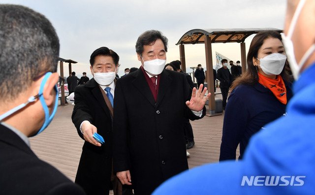 ▲ 이낙연 더불어민주당 대표가 21일 오후 부산 강서구 가덕도대항전망대를 방문, 지지자들과 인사하고 있다. ⓒ뉴시스
