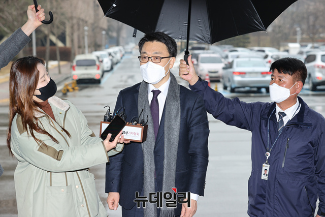 ▲ 김진욱 초대 고위공직자범죄수사처(공수처) 처장이 21일 오후 경기 과천시 정부과천청사로 출근하며 취재진들에게 인사하고 있다. ⓒ정상윤 기자