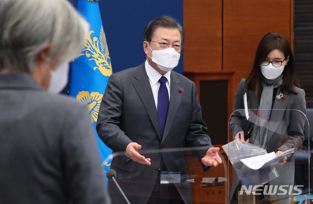 ▲ 문재인 대통령이 21일 오후 청와대 여민1관에서 열린 국가안전보장회의(NSC) 전체회의 및 외교안보부처 업무보고에 참석하고 있다. ⓒ뉴시스