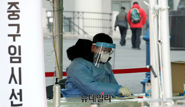 ▲ 20일 오전 서울 중구 서울역 광장에 마련된 임시 선별검사소가 한산한 모습이다. ⓒ장세곤 기자