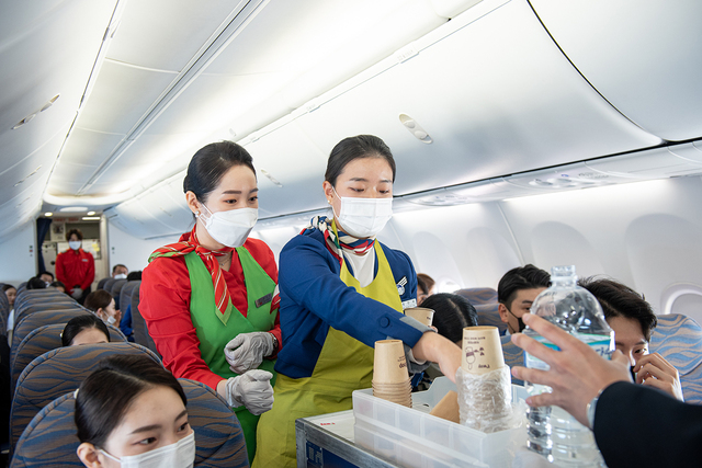 ▲ 대구한의대 학생들이 기내서비스 체험을 하고 있다.ⓒ대구한의대