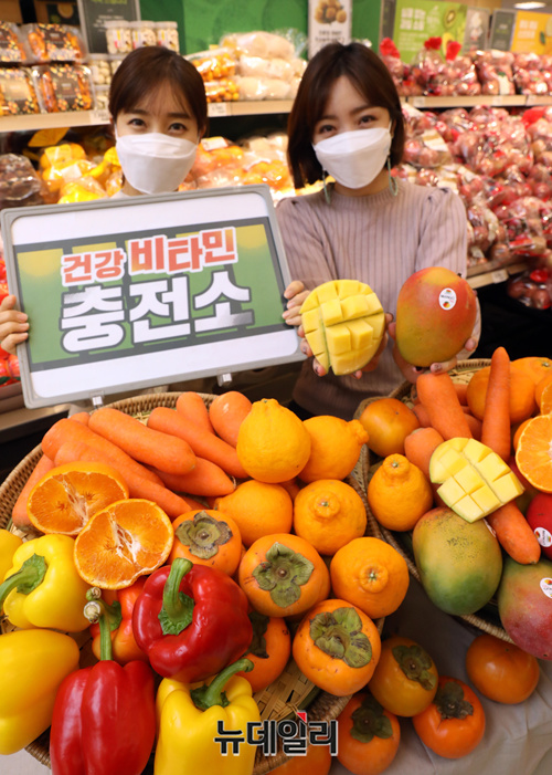 ▲ 이마트가 20일 오전 서울 성동구 성수점에서 '건강 비타민 충전소' 행사를 소개하고 있다. ⓒ이마트