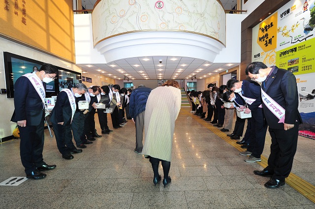 ▲ 군위군은 아침 출근 시간에 ‘먼저 인사하기 캠페인’을 펼치고 있다.ⓒ군위군