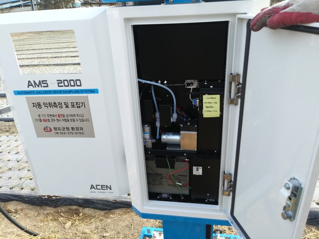 ▲ 청도군은 최근 축사악취로 인한 민원이 지속되자, 실시간 악취를 자동포집하여 모니터링이 가능한 시료자동측정장치를 설치했다.ⓒ청도군