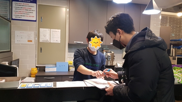 ▲ 경산시는 코로나19 감염 예방을 위해 노래연습장, PC방 등 다중이용시설에 대해 방역수칙 준수 여부 등을 점검하고 있다.ⓒ경산시