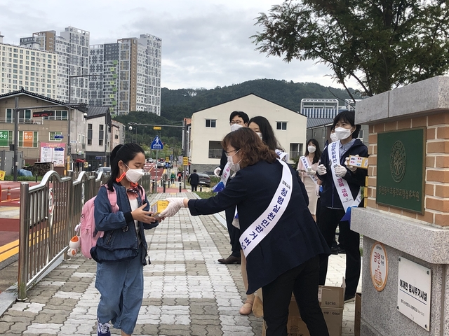 ▲ 경북교육청이 지역사회 청렴문화 확산에 적극 나선다. 사진은 지난해 공무원노동조합과 녹색어머니회와 함께 안동 풍천풍서초등학교 앞 안전한 스쿨존 청렴캠페인 장면.ⓒ경북교육청