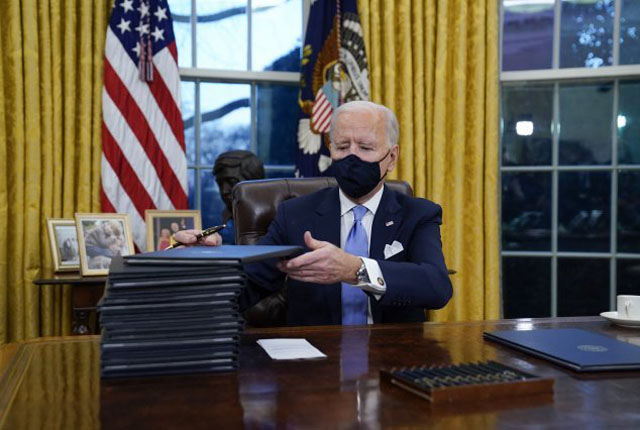 ▲ 취임식 직후 백악관 집무실에서 행정명령에 서명하는 조 바이든 대통령. ⓒ뉴시스 AP. 무단전재 및 재배포 금지.