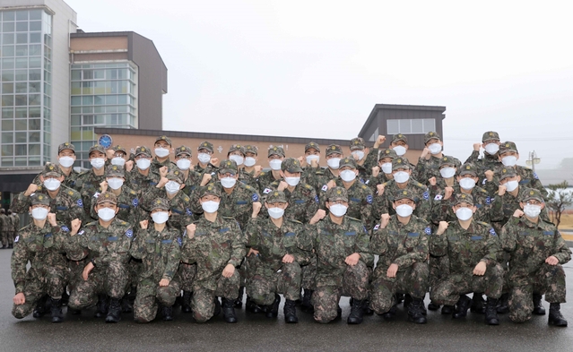 ▲ 사진은 영진전문대 공군 부사관학군단 5기 후보생들이 동계입영훈련을 성공적으로 마치고 파이팅을 외치는 모습.ⓒ영진전문대