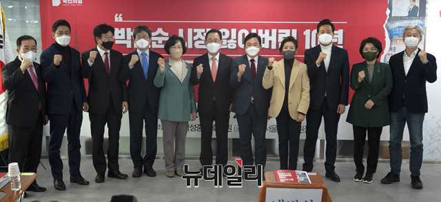 ▲ 주호영 국민의힘 원내대표와 서울시장 경선에 출마한 후보들이 지난 20일 오후 서울 여의도 국민의힘 중앙당사에서 열린 '박원순 시정 잃어버린 10년, 재도약을 위한 약속' 발표회에 참석해 기념사진을 촬영하고 있다. (왼쪽부 박성중 국민의힘 의원, 오신환, 이종구 서울시장 후보, 유승민 전 의원, 박춘희 서울시장 후보, 주호영 원내대표, 원희룡 제주지사, 나경원, 오세훈, 조은희, 김근식 서울시장 후보).ⓒ이종현 기자