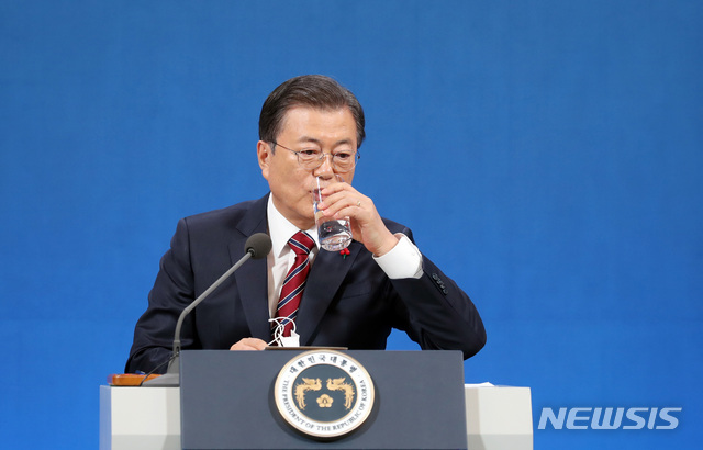 ▲ 문재인 대통령이 18일 오전 청와대 춘추관에서 온·오프 혼합 방식으로 열린 '2021 신년 기자회견'에 참석해 취재진의 질문에 답변 후 물을 마시고 있다. ⓒ뉴시스