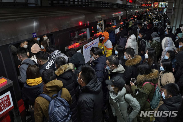 ▲ 중국 베이징의 통근시간 지하철 상황. 지난 1월 5일 찍은 사진이다. ⓒ뉴시스 AP. 무단전재 및 재배포 금지.