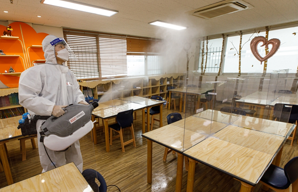 ▲ HDC아이서비스 임직원 30여 명이 22일 수서명화종합사회복지관을 비롯한 총 40개소에서 안전한 강남 만들기 소독방역 봉사활동을 실시했다.ⓒ HDC아이서비스