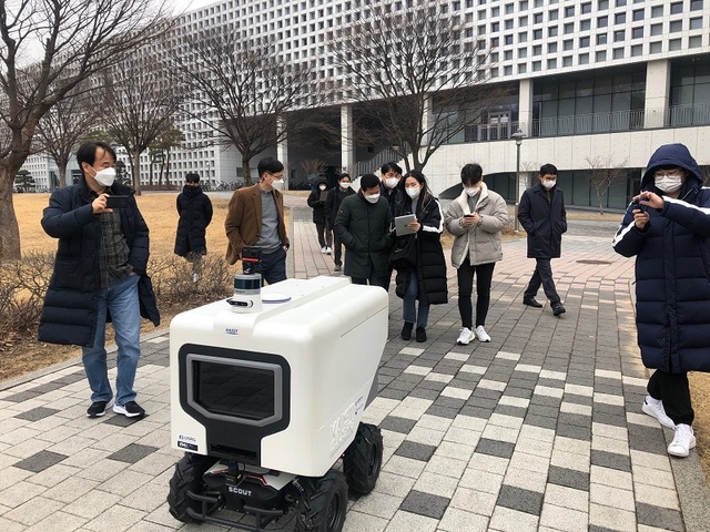 ▲ 대전시가 한국과학기술원 연구원과 함께 한 달간 추진했던 주소기반 자율주행 실증 배달 로봇 시범운영 검증을 마쳤다.ⓒ대전시