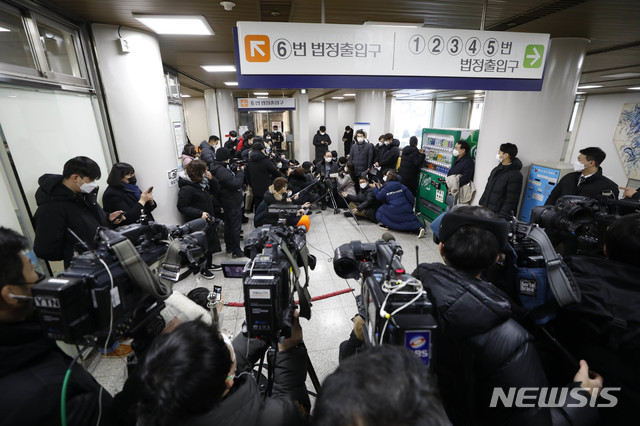 ▲ 서울중앙지법 민사합의34부(부장판사 김정곤)가 고(故) 배춘희 할머니 등 위안부 피해자 12명이 일본국을 상대로 낸 손해배상 청구 소송에 대해 원고 승소 판결을 내린 지난 8일 서울중앙지법에서 김강원 변호사가 취재진 질문에 답하고 있다. ⓒ뉴시스