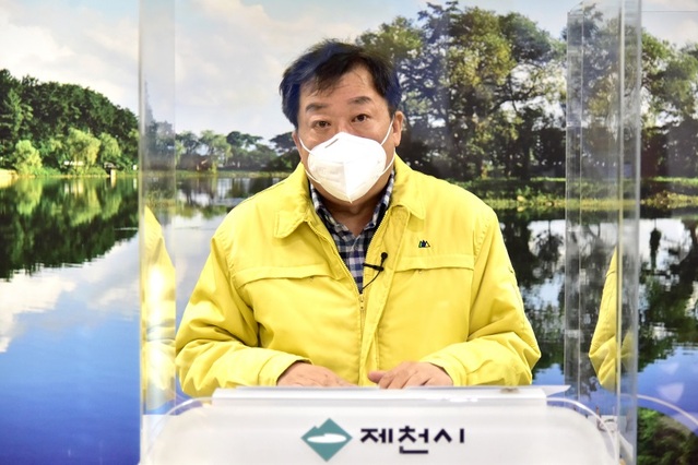 ▲ 24일 비대면 브리핑을 하는 이상천 제천시장.ⓒ제천시