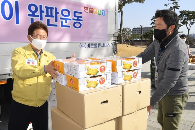 ▲ 경북도는 2월 3일 도청전정에서 완판운동 시즌Ⅱ 오픈행사를 시작으로 시군별 판매가 부진한 품목을 발굴하고 소비처를 확보하는 등 농산물 판매부진이 해소될 때까지 발벗고 나선다. 사진은 지난해 이철우 도지사가 완판운동에 직접 나선 장면.ⓒ경북도