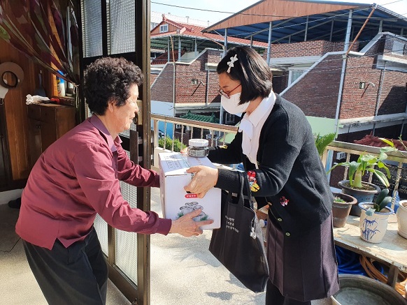 ▲ 경북도는 노인맞춤돌봄서비스사업에 612억 원을 투입해 지난해 4만6000여 명보다 3000여 명 많은 저소득 취약 어르신 4만9000여 명에게 돌봄서비스를 제공한다.ⓒ경북도