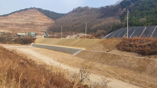 ▲ 경북도는 제18호 태풍 미탁으로 피해를 본 영덕, 울진 등에 복구비 2085억 원을 투입해 개선복구에 나서고 있다. 사진은 영덕군 남정면 장사천 복구 완료 장면.ⓒ경북도