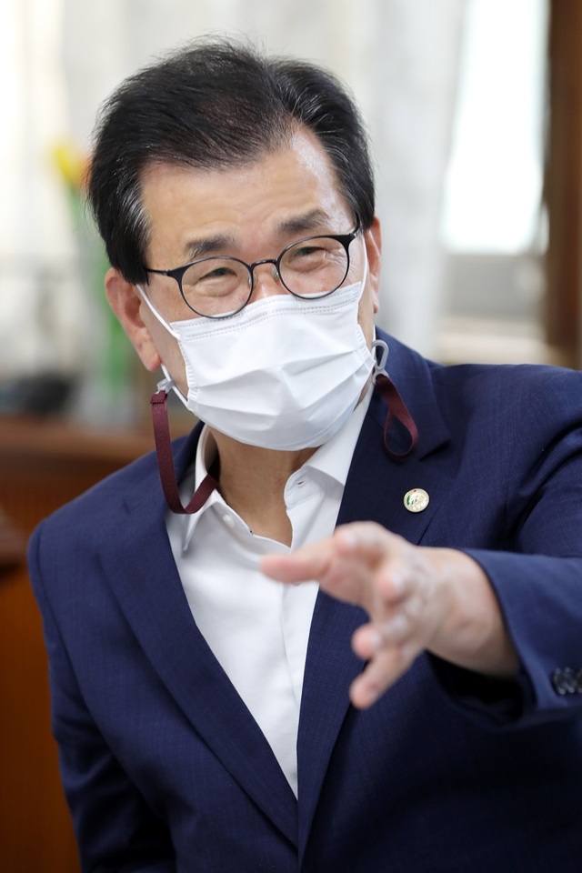 ▲ 지난 2월 이후 신종 코로나바이러스 감염증 차단을 위해 1년 간 고군분투한 이시종 충북도지사. 이 지사는 뉴데일리와 인터뷰에서 신축년 새해에는 코로나19 조기 종식으로 도민들이 일상 생활을 되찾을 수 있기를 간절히 희망한다고 밝혔다.ⓒ충북도