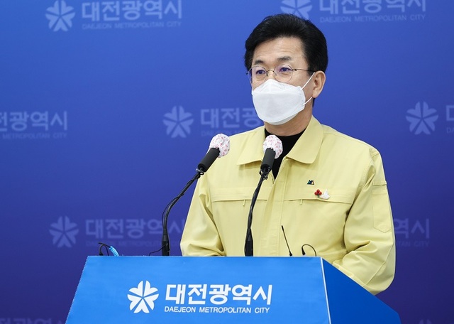 허태정 대전시장이 24일 밤 대전 A기숙선교학교에서 125명의 집단감염 사태와 관련해 긴급 브리핑을 갖고 있다.ⓒ대전시