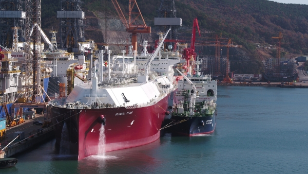 ▲ 대우조선해양 옥포조선소에서 전세계 조선업계 최초로 선박 대 선박 LNG 선적작업이 이뤄졌다