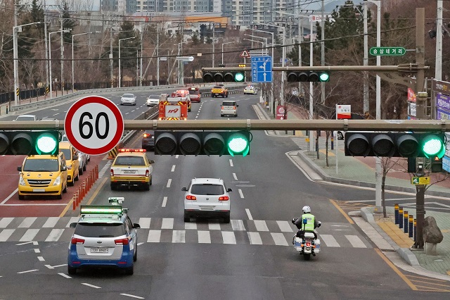 ▲ ‘소방차 길 터주기 훈련’에서 소방차와 구급차 등 긴급차량이 녹색 신호로 바뀐 용강동 승삼네거리를 통과하고 있다.ⓒ경주시