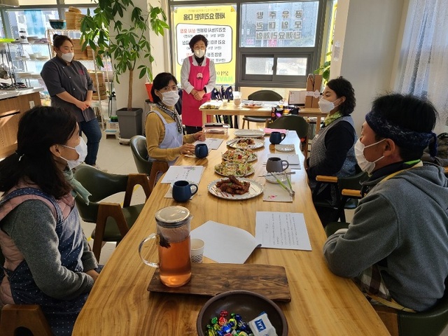 ▲ 썅류포도정원협동조합이 멘토링 활동을 하고 있다.ⓒ세종시