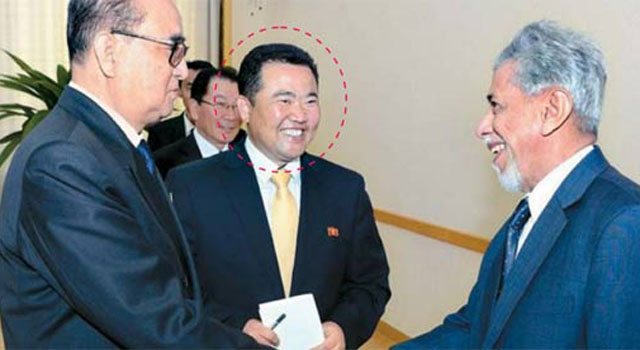 ▲ 류현우 전 쿠웨이트 주재 북한대사 대리(붉은 점선 안 인물). ⓒ연합뉴스. 무단전재 및 재배포 금지.