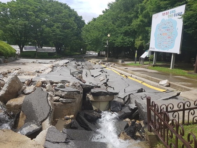 ▲ 지난해 기록적인 폭우로 수해를 입은 충남 천안시 유량동 태조산공원.ⓒ천안시